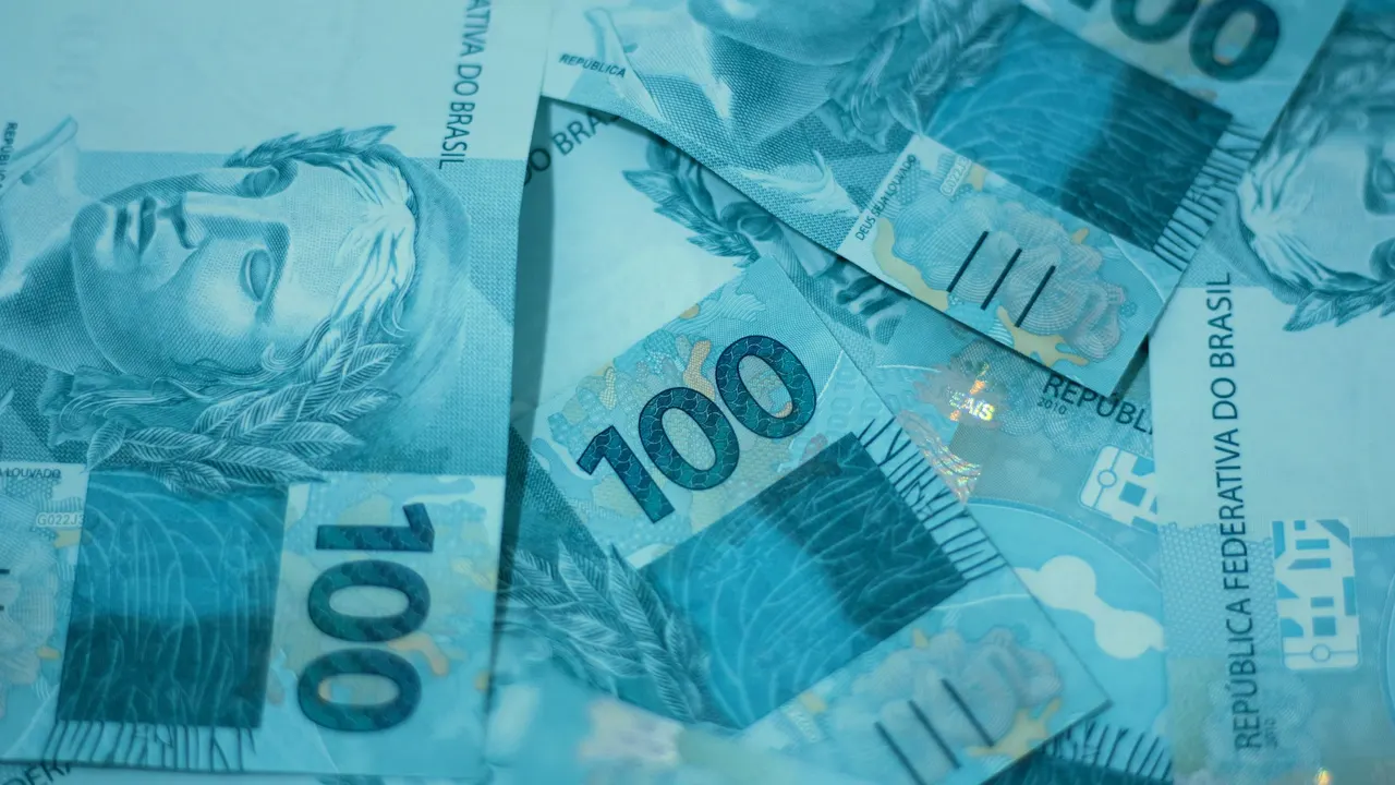Notas brasileiras de 100 reais dispostas juntas