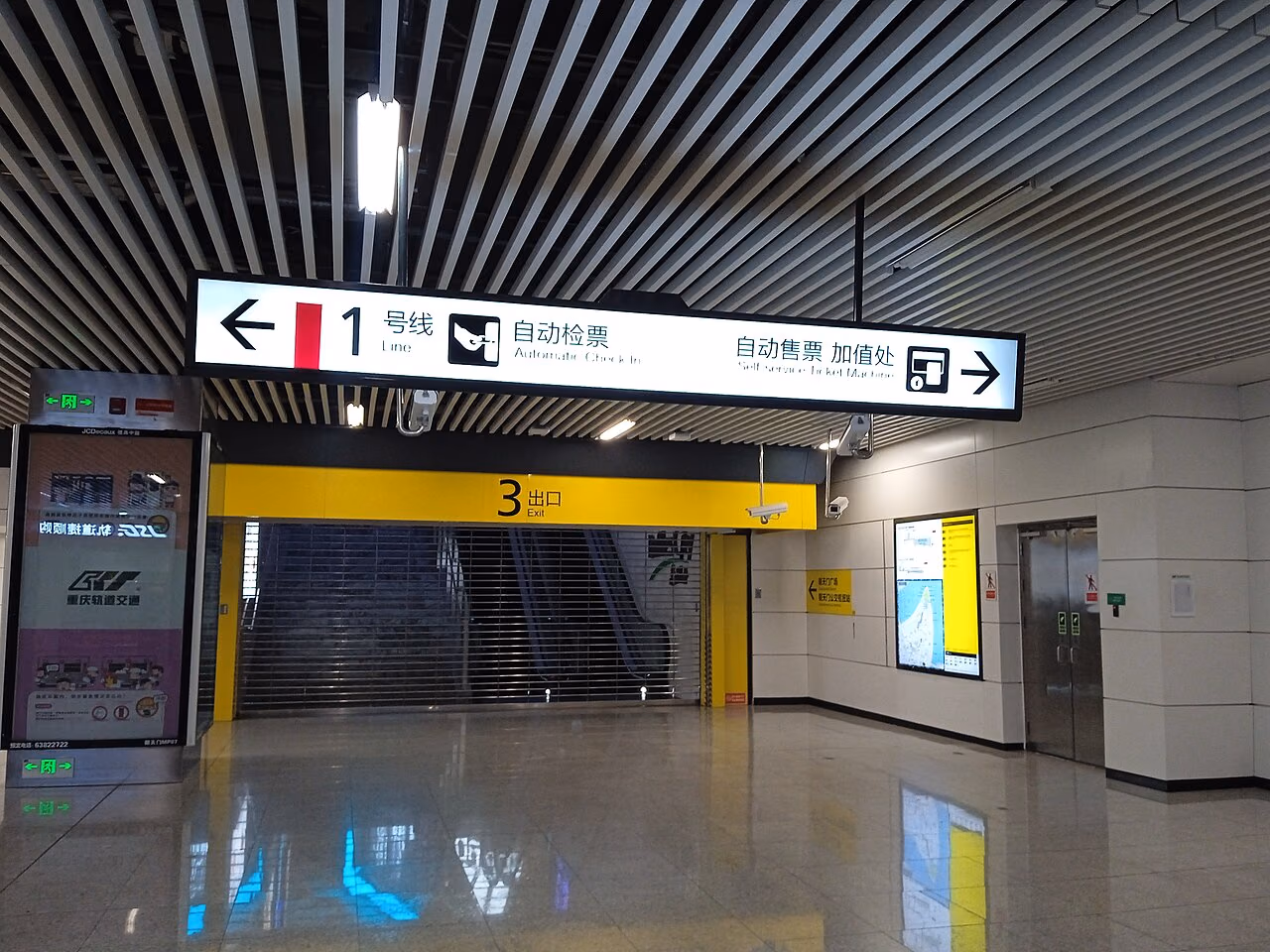 차오톈먼역 3번 출구 안의 계단과 옆쪽 엘리베이터 출입구, 안내 표지판