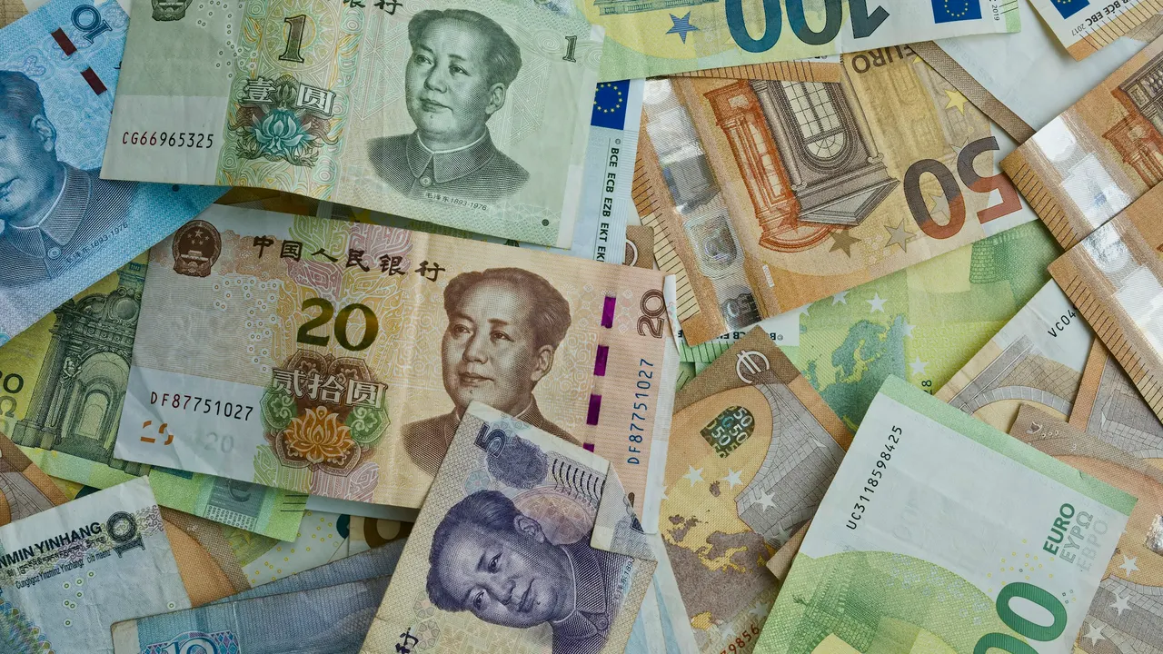 Chinesische Yuan- und Eurobanknoten nebeneinander