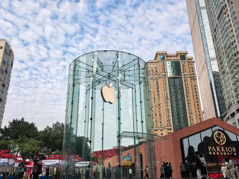 Glass entrance and Apple logo at Apple Jiefangbei