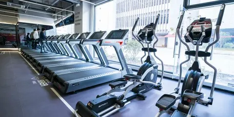 Treadmills and elliptical machines beside the windows at 乐刻运动健身（解放碑复悦荟店）