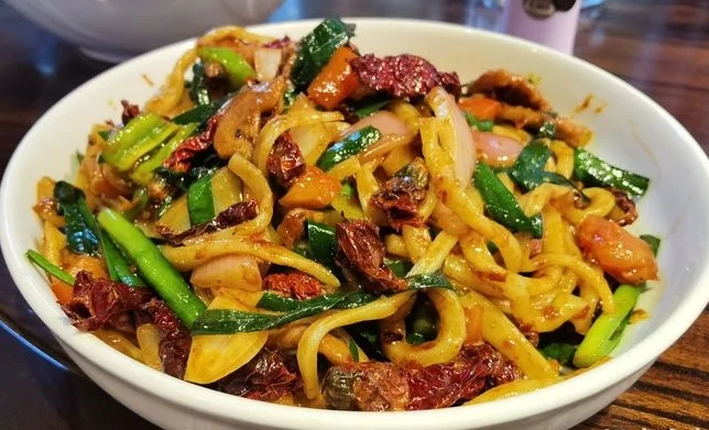 Stir-fried noodles with meat and vegetables