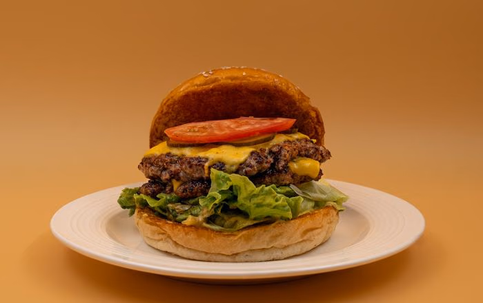 Aha Burger 제팡베이점의 미국식 더블 소고기 치즈버거.