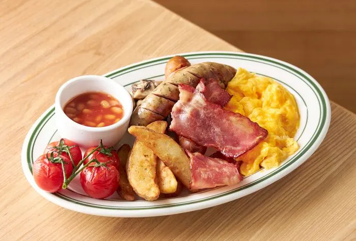 Scrambled eggs, bacon, sausage, beans, tomatoes and potato wedges at Bowltai’s Guotai Plaza branch.