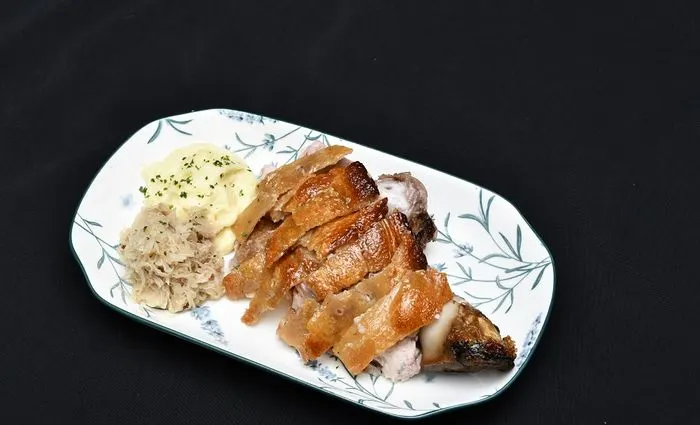 Schweinshaxe mit Sauerkraut und Kartoffelpüree im Brew House des Kempinski Chongqing.