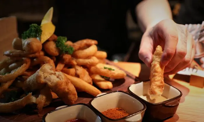 A fried-food platter with chips and dipping sauces at DELTA in Chongqing Tiandi.