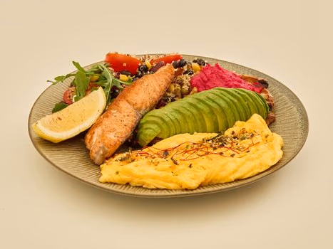 mates 싱광68점의 오믈렛과 아보카도 조각, 생선 살이 담긴 브런치 접시.