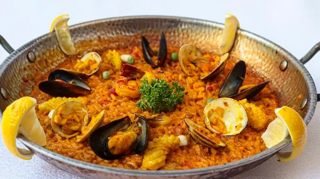 Arroz español con mejillones, almejas, gambas y limón en el restaurante Alma.