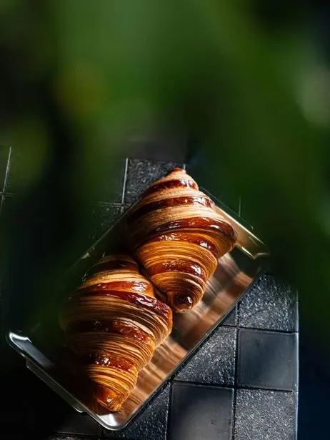 Deux croissants nature sur un plateau chez 米林爸爸可颂, succursale de 下浩里 à Chongqing
