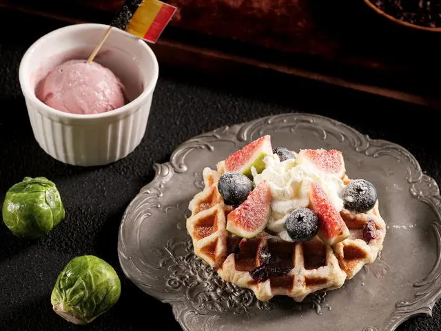 Gaufre de Liège garnie de fruits et de crème, avec une boule de glace chez The Sablon à Xiahaoli.