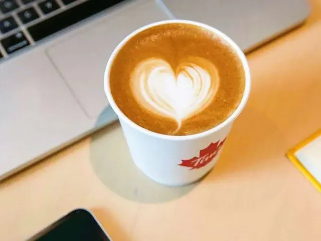 Café avec un cœur dessiné dans la mousse, dans un gobelet Tims à Daping.