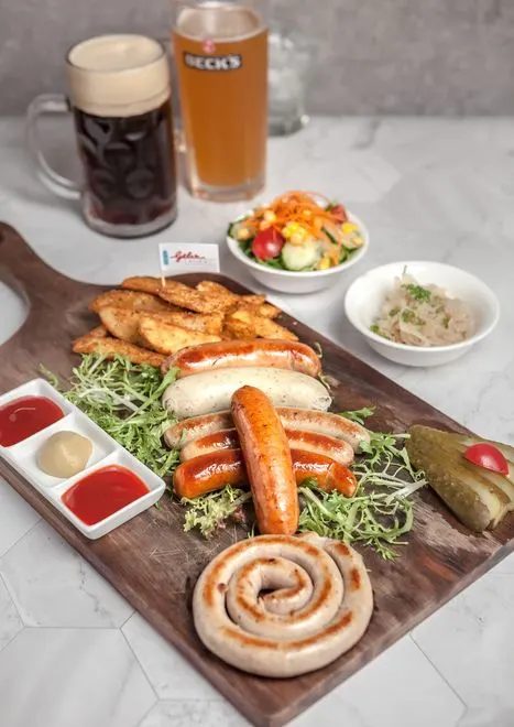 Wurstplatte mit Beilagen und Bier bei Gebrüder Wurst in Daping.