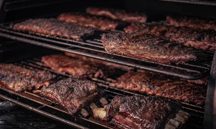 Smoked ribs on grill shelves at GUTS & Onion’s Ranjiaba branch.