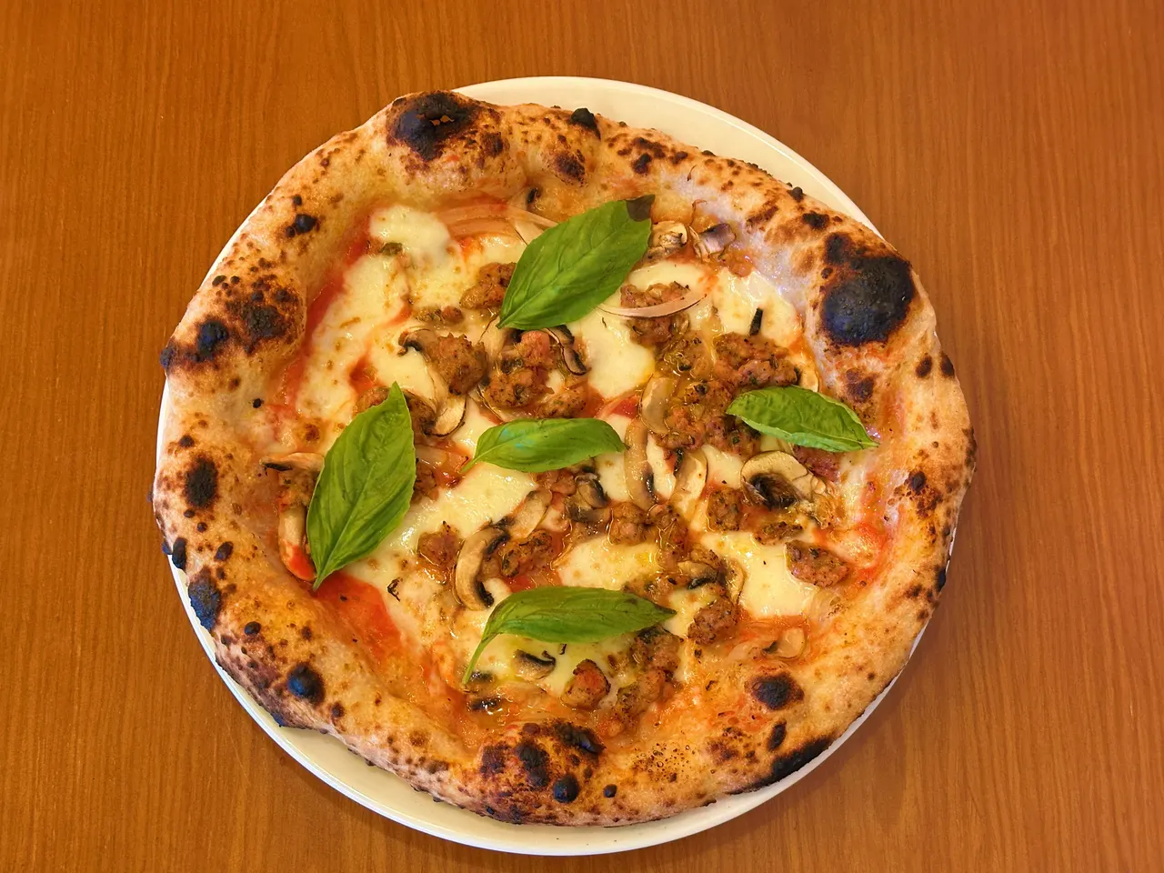Pizza dal cornicione alto con basilico al Bro PizzaNapoletana di Shibati.