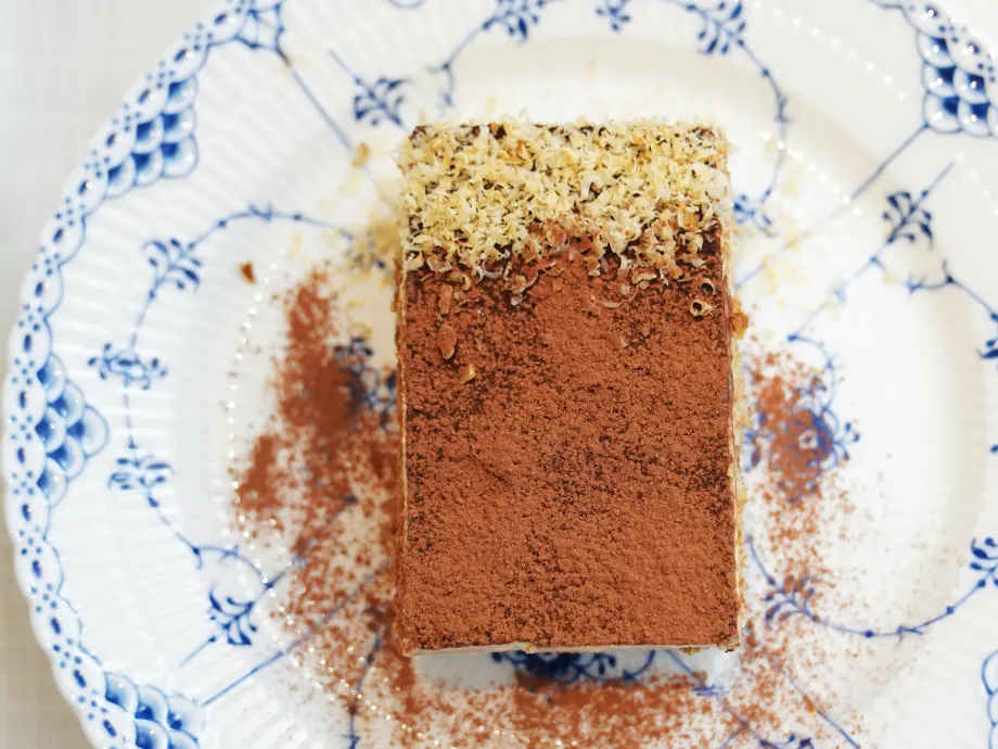 Tiramisù al cacao su un piatto bianco e blu da Napoli Pizzeria.