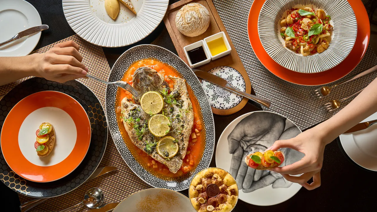 Pesce al limone e bruschette su una tavola da Niccolo Kitchen a Chongqing.