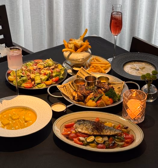 Friet en andere gerechten op tafel bij BESO in Raffles City