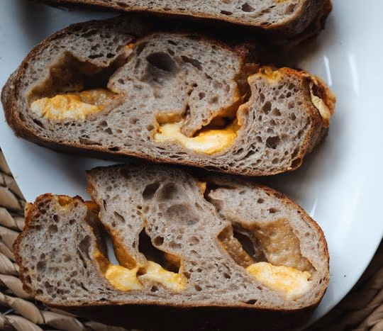 Plakken donker brood op een bord bij JORDAN Bakery in Chongqing