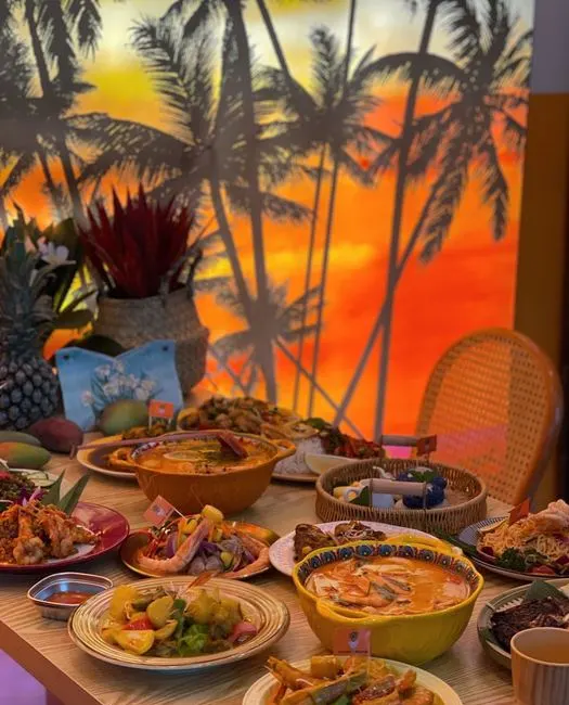 อาหารไทยหลายจานบนโต๊ะในร้าน THAI HOT สาขาเจี่ยฟ่างเป่ย