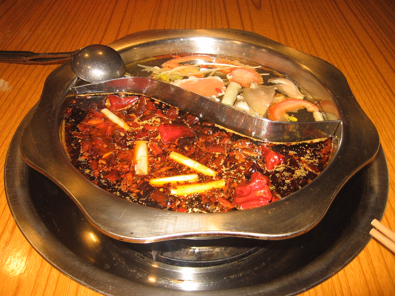 훠궈 냄비와 여러 재료가 차려진 식탁.