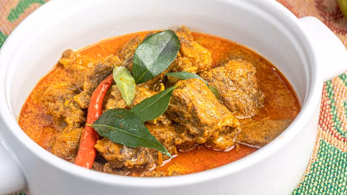 Rendang sapi 印尼仁当牛肉 di Market Café, 重庆富力凯悦酒店, disajikan dalam mangkuk putih.