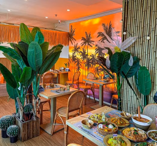 Ruang makan THAI HOT·泰式料理 cabang 解放碑店 dengan mural pohon palem, kursi rotan, dan meja makan.