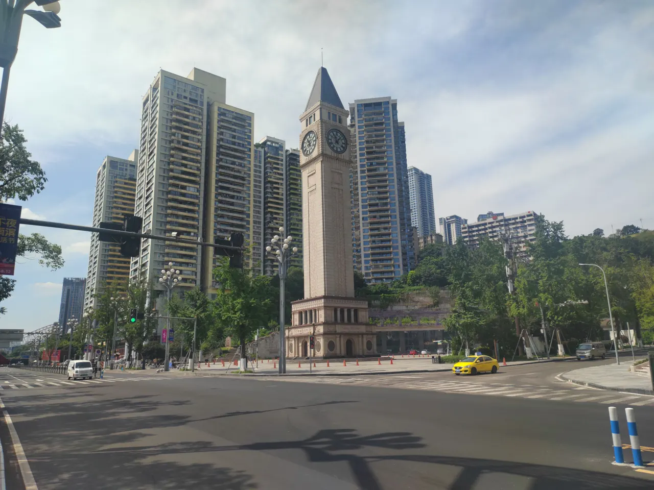 Torre de relógio em pedra junto ao passeio na Nanbin Road durante o dia