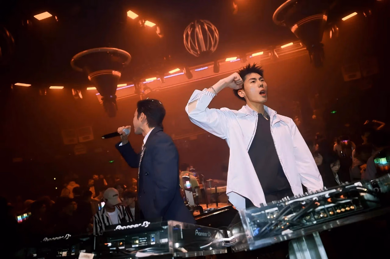 ESMI DJ 부스에서 마이크를 든 공연자