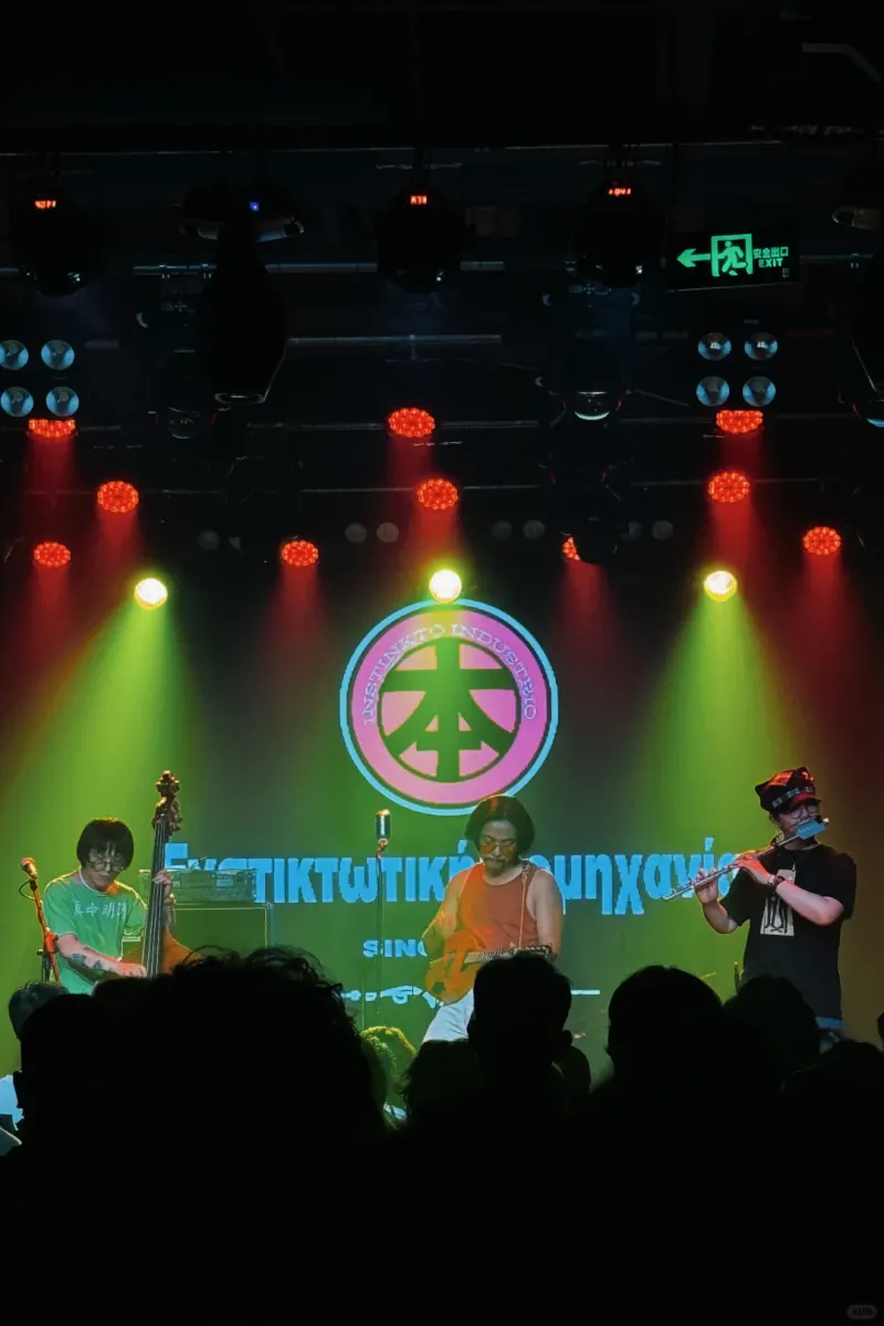 A live band and the audience at NUTS 4.0 in Longfor Xinyijie