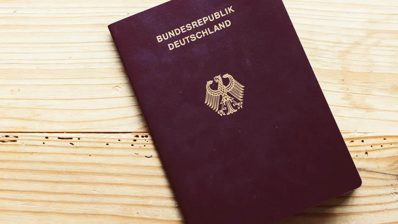 Deutscher Reisepass auf einem hellen Holztisch