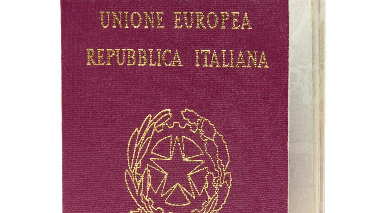 Passaporto italiano bordeaux con scritte e stemma dorati