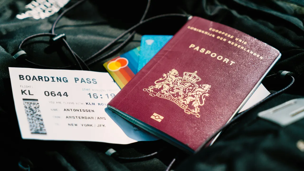 Nederlands paspoort, instapkaart en pasjes op een reistas