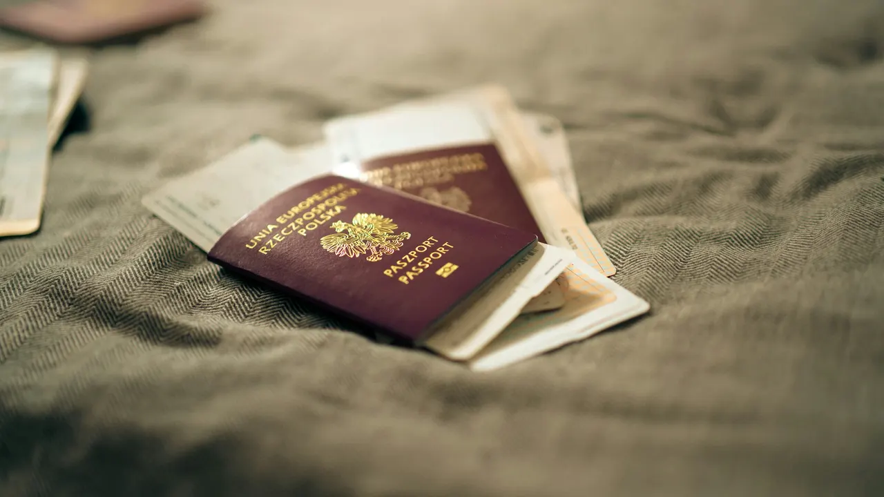 Polskie paszporty i karty pokładowe na oliwkowej tkaninie