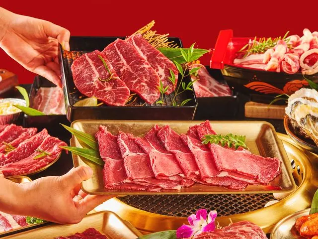 Travessas de carne bovina crua junto a uma grelha de mesa na Huoyanli do Raffles City.