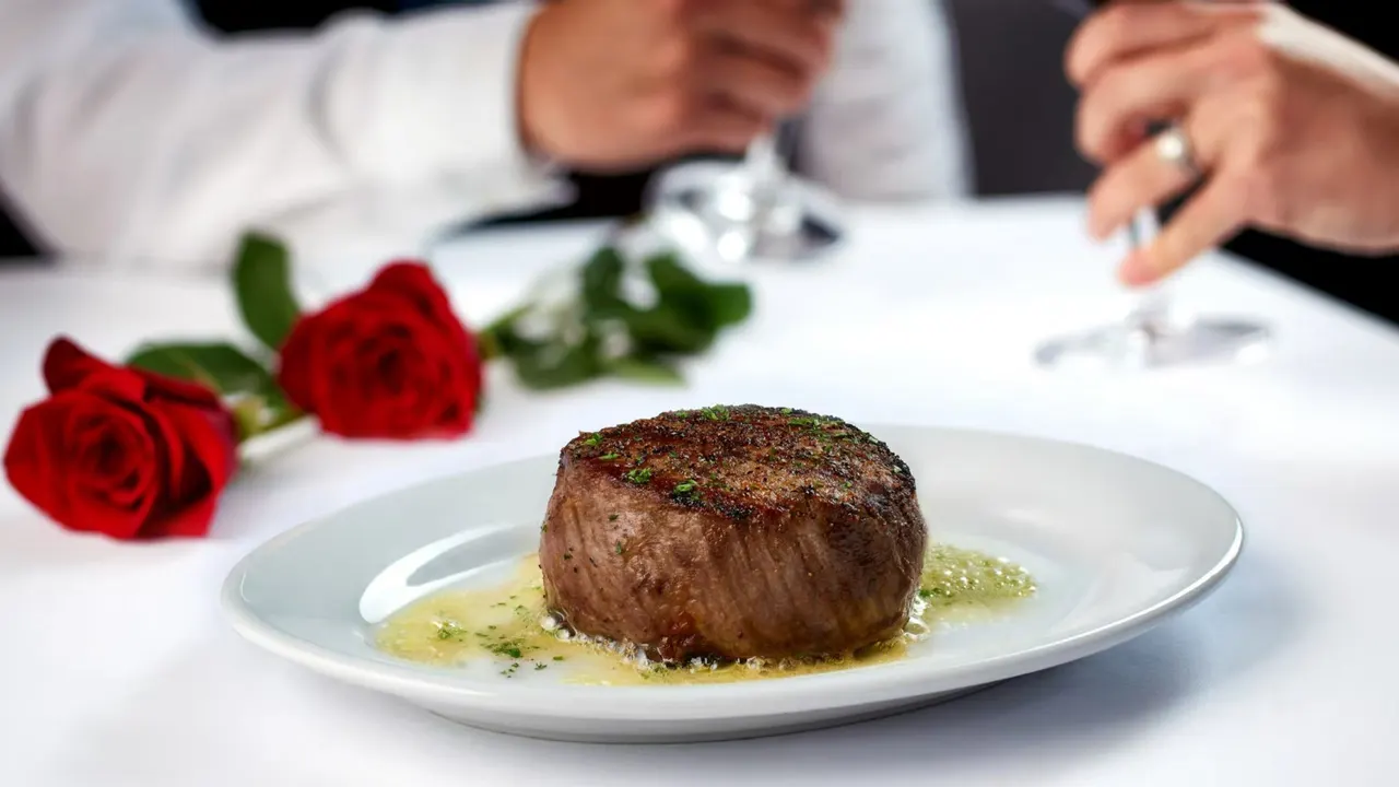 Bife grelhado com ervas num prato branco na Ruth’s Chris do Chongqing IFS.
