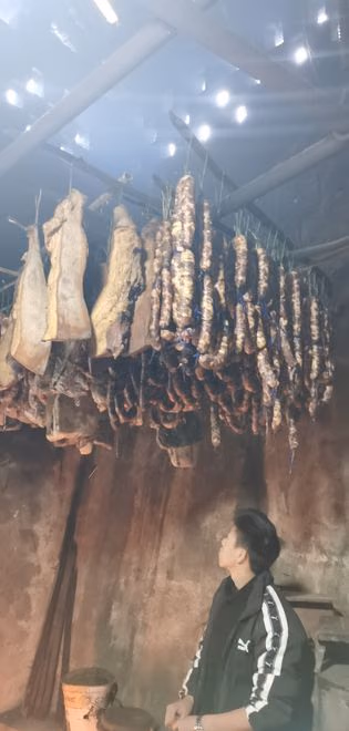 궁탄란위위좡 나무 서까래에 걸어 둔 훈제 돼지고기