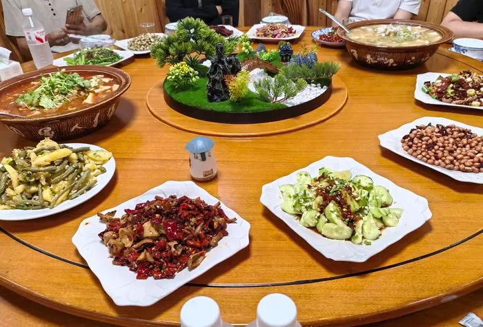 Local fish, meat and vegetable dishes at Gongtan Ranyu Fish Restaurant