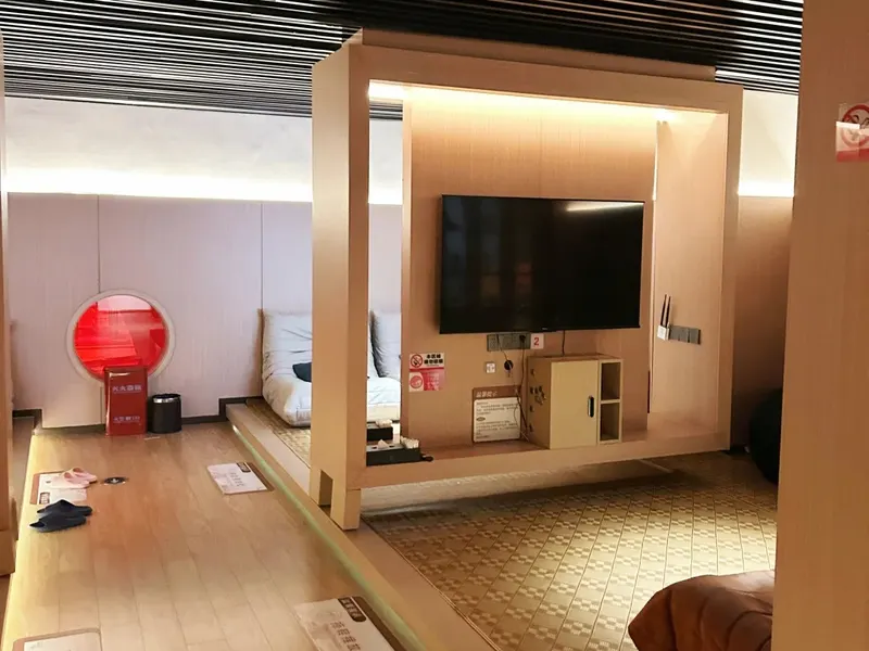 淺溪木框休息隔間的電視、榻榻米與坐墊