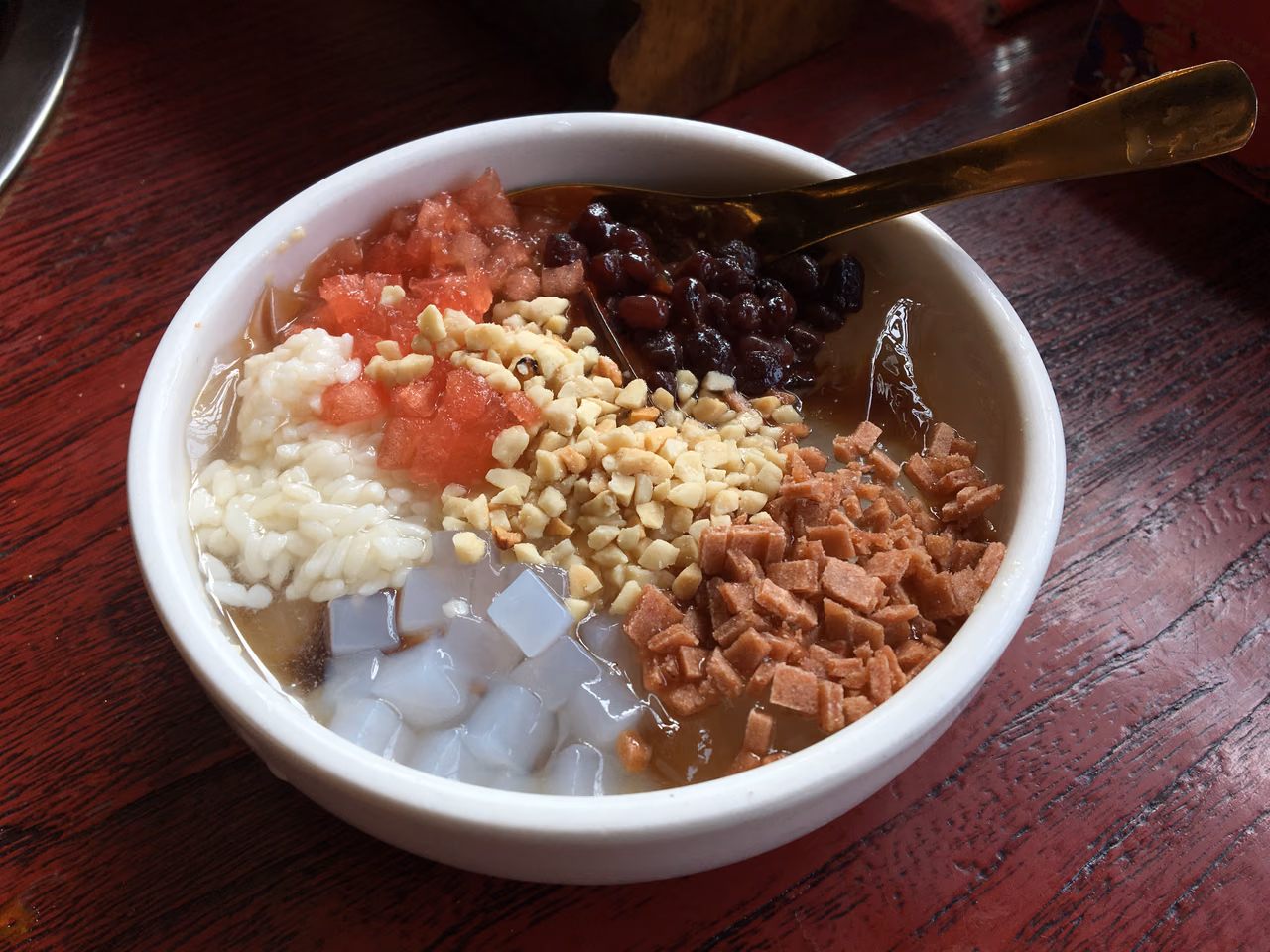 차가운 투명 젤리 디저트