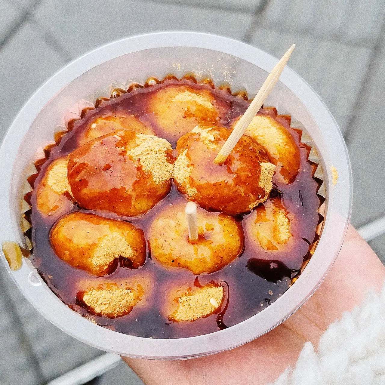 Sticky rice cakes with brown sugar