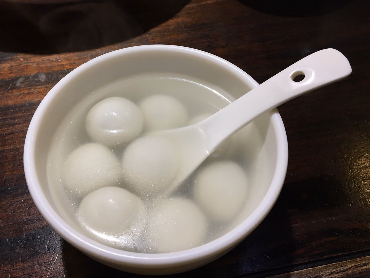 달콤한 국물에 담긴 찹쌀 경단