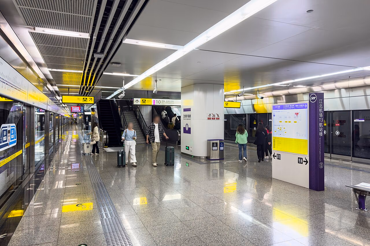 장베이공항 T3역 10호선 승강장의 스크린도어와 에스컬레이터